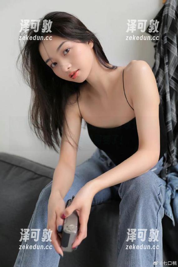 17c吃瓜的动态分享流传着，屋里气氛瞬间变了！