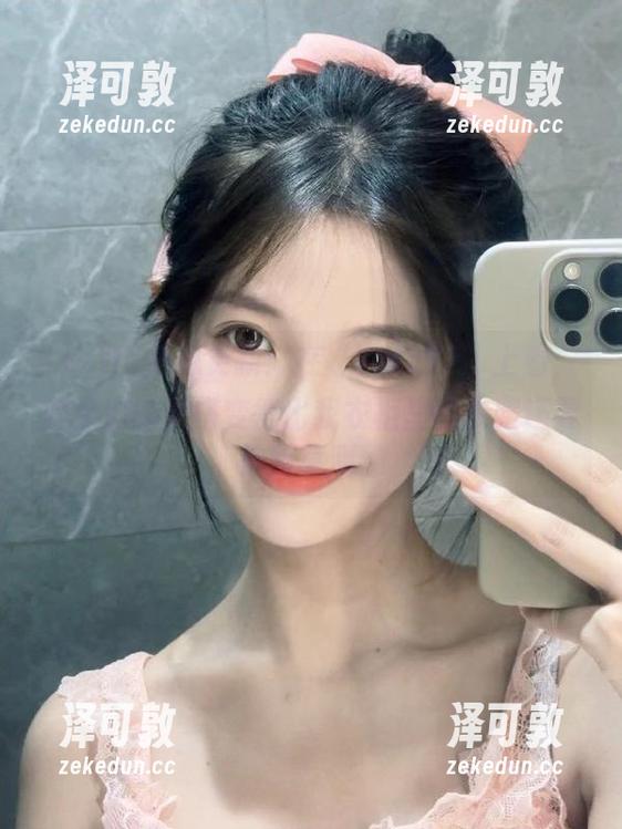信息更新：在“zztt21”上看，明星们的穿搭变得比我衣柜里的衣服还要神秘莫测。