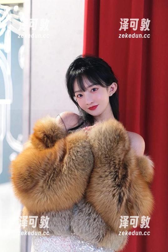 一边下载“趴哥黑料”，一边想不如直接去抢个热搜。