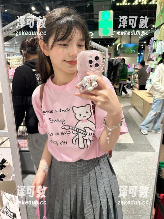 在“黑料网”app里，瓜不打烊，八卦永不停